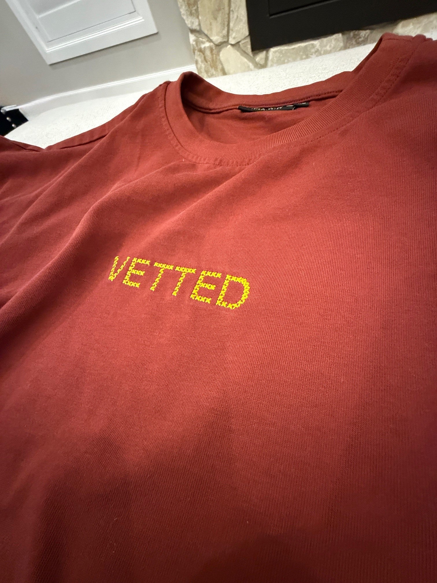 VETTED EMBROIDERED VINTAGE WASHED TEE - CRIMSON BROWN